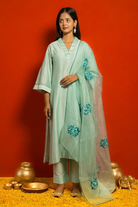 MITHI SUPARI Blue Silk Embroidered Resham Thread Work V Neck Kurta Set With Dupatta 