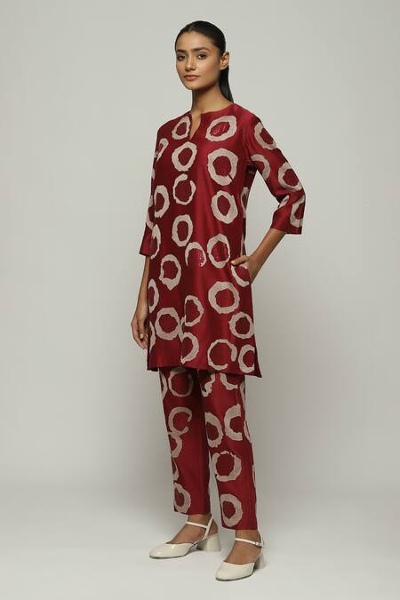 Abraham And Thakore_Wine Chanderi Sequins, Embroidery Split V-neck Aari Ring And Work Kurta_Online_at_Aza_Fashions