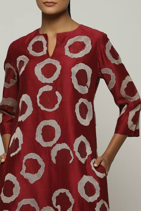 Buy_Abraham And Thakore_Wine Chanderi Sequins, Embroidery Split V-neck Aari Ring And Work Kurta_Online_at_Aza_Fashions