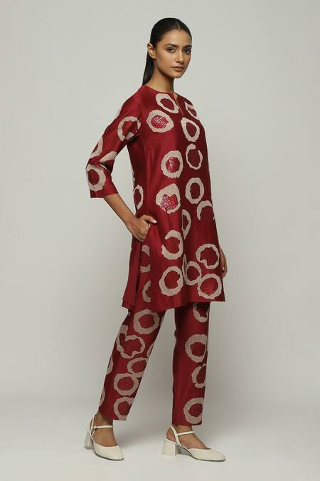 Shop_Abraham And Thakore_Wine Chanderi Sequins, Embroidery Split V-neck Aari Ring And Work Kurta_Online_at_Aza_Fashions