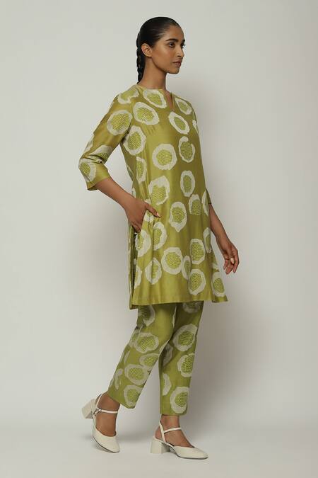 Buy_Abraham And Thakore_Green Chanderi Sequins Split V-neck Ring And Aari Work Kurta_Online_at_Aza_Fashions