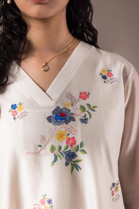 Prama By Pratima Pandey_Ivory Chanderi , V-neck Bloom Hand Paint Kurta With Pant _Online_at_Aza_Fashions