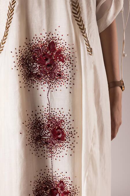 Prama By Pratima Pandey_Ivory Silk, Chanderi Embroidery V-neck Rosette Kurta With Inner Dress _Online_at_Aza_Fashions