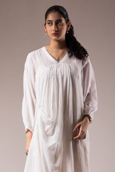 Prama By Pratima Pandey_White Handloom Cotton V-neck Gathered Midi Dress With Inner _Online_at_Aza_Fashions