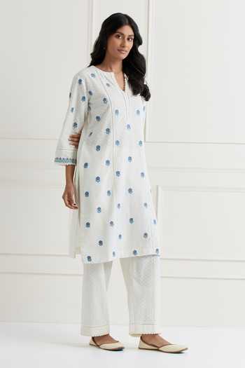 Buy_Nemaani_Off White Cotton Lace Split V-neck Thread Embroidered Kurta And Pant Set _Online_at_Aza_Fashions