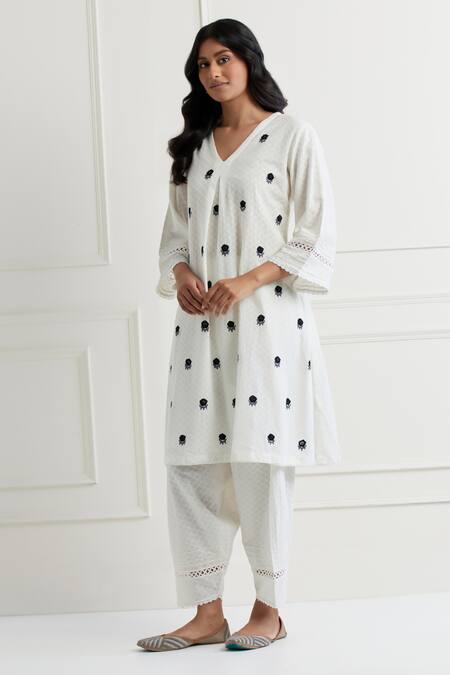 Buy_Nemaani_Off White Cotton Lace V-neck Floral Embroidered Kurta And Pant Set _Online_at_Aza_Fashions