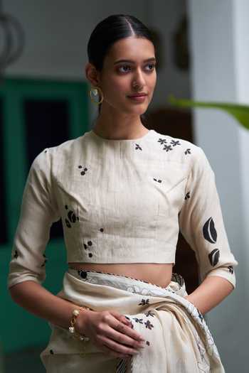 Vaayu_Off White Muslin, Cotton Embroidery Round Neck Floral Print Saree With Blouse_at_Aza_Fashions