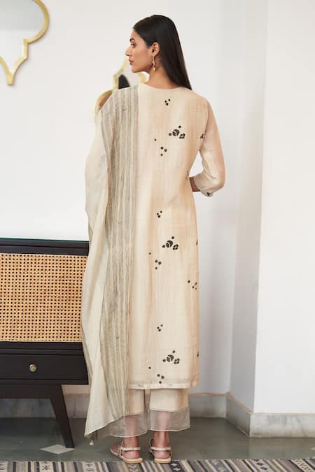 Shop Vaayu Off White Muslin, Cotton Embroidery Floral Applque Work Printed Kurta Pant Set at Aza Fashions Shop_Vaayu_Off White Muslin, Cotton Embroidery Floral Applque Work Printed Kurta Pant Set _at_Aza_Fashions