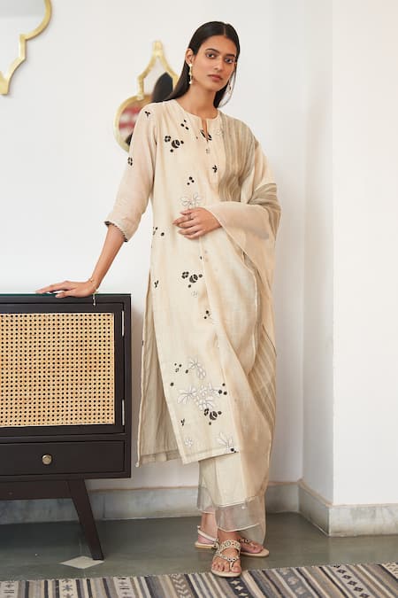 Vaayu Off White Muslin, Cotton Embroidery Floral Applque Work Printed Kurta Pant Set Online at Aza Fashions Vaayu_Off White Muslin, Cotton Embroidery Floral Applque Work Printed Kurta Pant Set _Online_at_Aza_Fashions