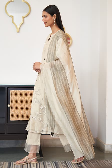 Buy Vaayu Off White Muslin, Cotton Embroidery Floral Applque Work Printed Kurta Pant Set Online at Aza Fashions Buy_Vaayu_Off White Muslin, Cotton Embroidery Floral Applque Work Printed Kurta Pant Set _Online_at_Aza_Fashions