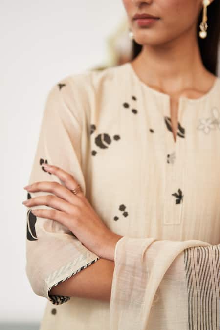 Vaayu Off White Muslin, Cotton Embroidery Floral Applque Work Printed Kurta Pant Set at Aza Fashions Vaayu_Off White Muslin, Cotton Embroidery Floral Applque Work Printed Kurta Pant Set _at_Aza_Fashions