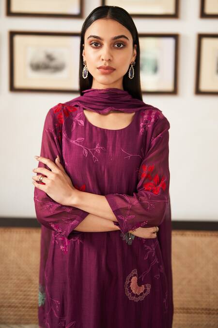 Buy_Vaayu_Purple Muslin Embroidery Round Neck Thread And Applique Work Kurta Pant Set_Online_at_Aza_Fashions