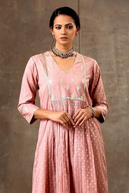 Bbaawri Pink Banarasi Chanderi Woven Tear Drop V Neck Floral Lace Embellished Kurta Set at Aza Fashions Bbaawri_Pink Banarasi Chanderi Woven Tear Drop V Neck Floral Lace Embellished Kurta Set _at_Aza_Fashions