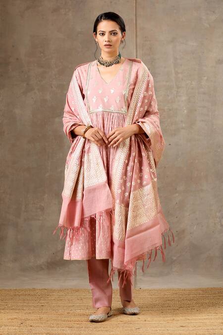 Buy Bbaawri Pink Banarasi Chanderi Woven Tear Drop V Neck Floral Lace Embellished Kurta Set Buy_Bbaawri_Pink Banarasi Chanderi Woven Tear Drop V Neck Floral Lace Embellished Kurta Set