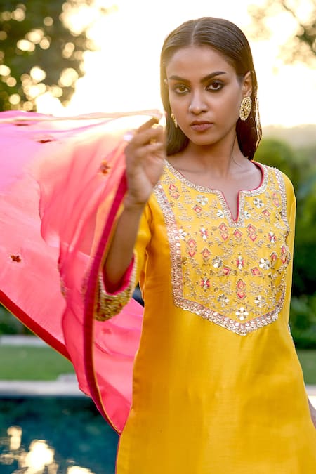 Buy_Bbaawri_Yellow Pure Chanderi Silk Embroidery Cutdana Notched Geometric Kurta Set 