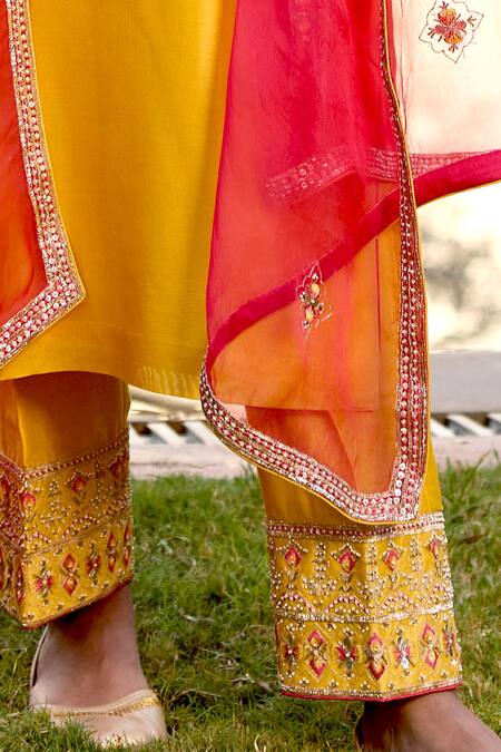 Shop_Bbaawri_Yellow Pure Chanderi Silk Embroidery Cutdana Notched Geometric Kurta Set 