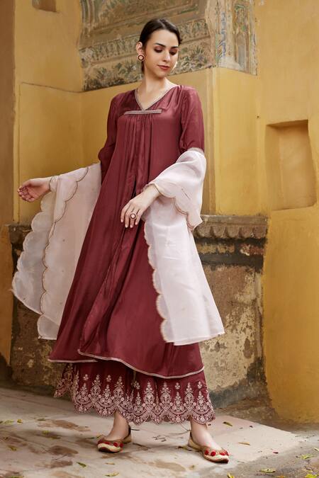 Seher Jaipur Brown Muslin, Silk Embroidery V-neck Aiza Gathered Kurta Pant Set at Aza Fashions Seher Jaipur_Brown Muslin, Silk Embroidery V-neck Aiza Gathered Kurta Pant Set _at_Aza_Fashions