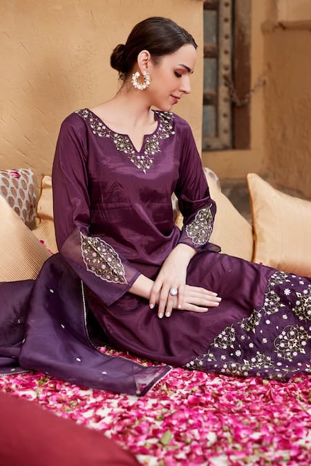 Seher Jaipur_Purple Muslin, Silk Embroidery V-neck Aiza Kurta Set _Online_at_Aza_Fashions