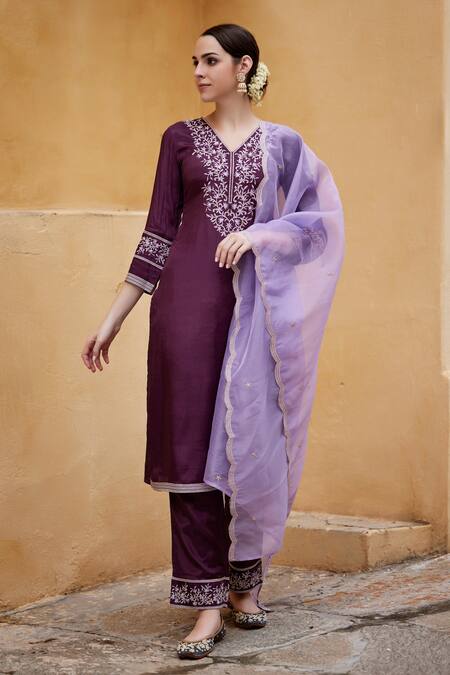 Seher Jaipur_Purple Muslin, Silk Embroidery V-neck Amara Floral Kurta Set _Online_at_Aza_Fashions