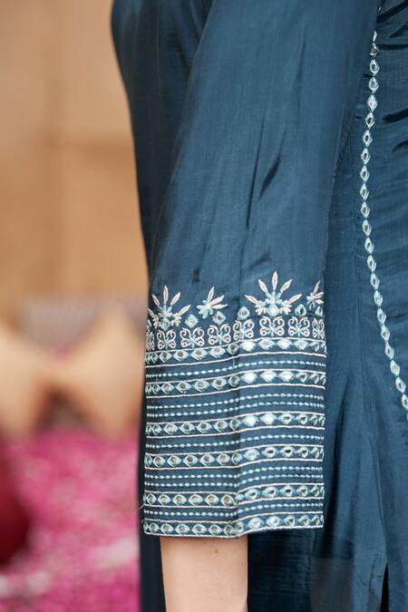 Seher Jaipur_Blue Muslin, Silk Embroidery, Mirrors V-neck Ayat Floral Kurta Set _Online_at_Aza_Fashions