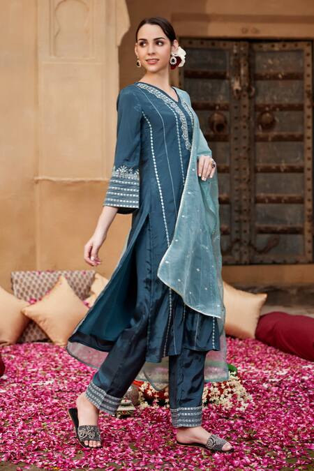 Seher Jaipur_Blue Muslin, Silk Embroidery, Mirrors V-neck Ayat Floral Kurta Set _at_Aza_Fashions
