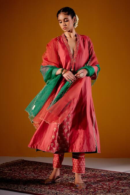 Buy_Vashisht Guru Dutt_Orange Handloom Chanderi Printed Floral V Neck Woven Block Kurta Pant Set 