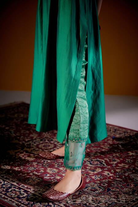 Vashisht Guru Dutt Green Handloom Chanderi Printed Floral Notched Woven Embroidered Kurta Pant Set at Aza Fashions Vashisht Guru Dutt_Green Handloom Chanderi Printed Floral Notched Woven Embroidered Kurta Pant Set _at_Aza_Fashions