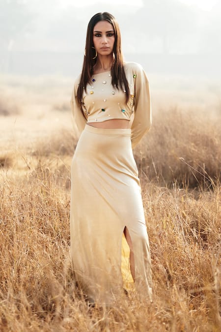 Teen In Long Skirt Stock Photos and Images - 123RF
