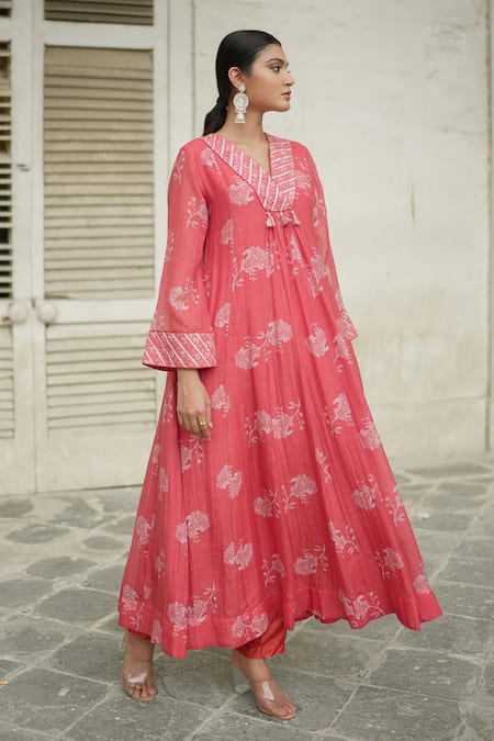 Buy_Almaari By Pooja Patel_Red Chanderi Gota Patti V-neck Floral Print A-line Kurta With Pant _Online_at_Aza_Fashions