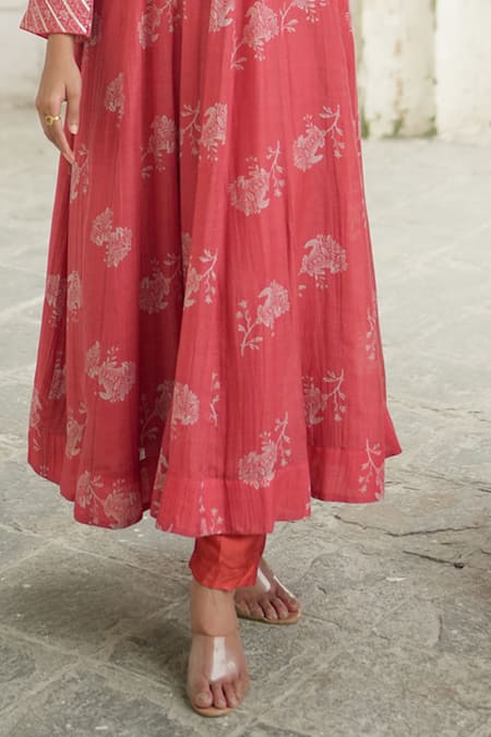 Almaari By Pooja Patel_Red Chanderi Gota Patti V-neck Floral Print A-line Kurta With Pant _at_Aza_Fashions