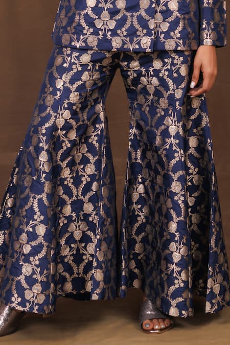 Vishwa By Pinki Sinha_Blue Silk Embroidery V-neck Floral Pattern Banarasi Gharara Set _Online_at_Aza_Fashions