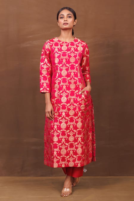 VISHWA BY PINKI SINHA Pink Banarasi Silk Handwoven Floral Round Pattern Kurta And Pant Set 