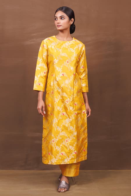 Pinki Sinha Yellow Banarasi Silk Handwoven Floral Round Vine Pattern Kurta And Pant Set