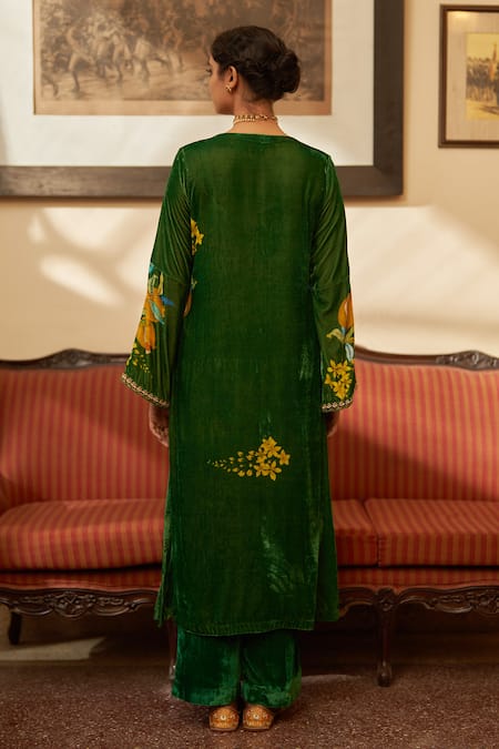 Label Earthen_Green Silk, Velvet Zari, Embroidery Round Rani Bahar Printed Kurta And Pant Set _Online_at_Aza_Fashions