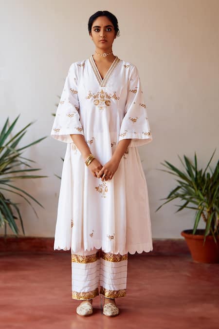 Buy_Label Earthen_White Chanderi Silk Zari, Sequins V-neck Usha Rani Embroidered Anarkali Set _Online_at_Aza_Fashions