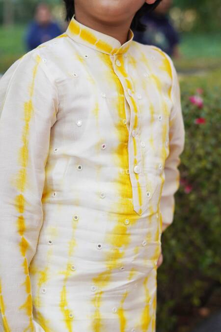 Taber Tikri_Yellow Cotton, Silk Mirrors, Embroidery And Thread Kurta Set _Online_at_Aza_Fashions