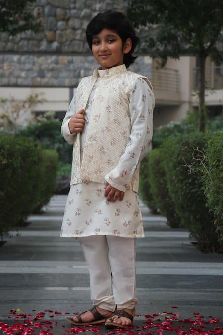 Taber Tikri Off White Cotton Silk Printed And Embroidered Thread & Sequin Bundi Set 