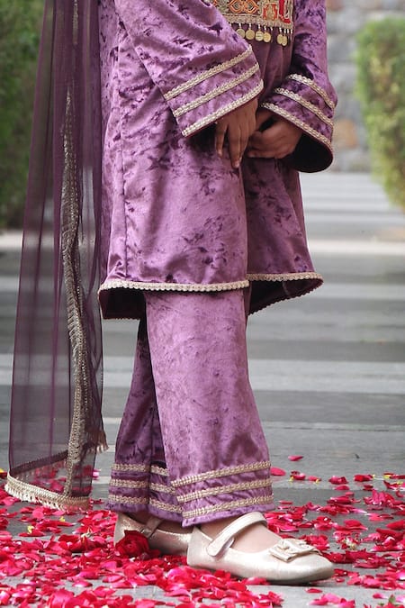 Taber Tikri Thread Embroidered Yoke Kurta Set 