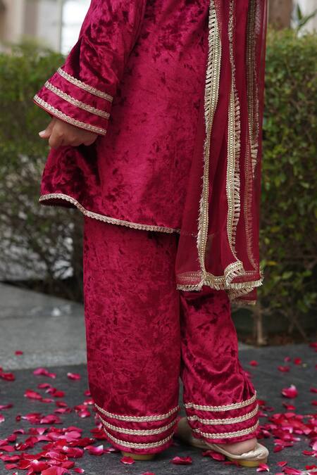 Taber Tikri_Maroon Velvet, Chiffon Lace, Embroidery, Tassels Thread Yoke Kurta Set _Online_at_Aza_Fashions