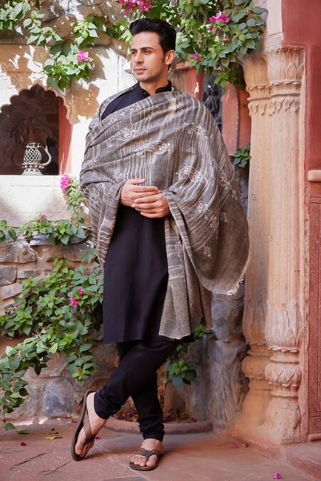 Toosh Kashmir_Grey Embroidery Ekat Sozni Botidar Pashmina Shawl _Online_at_Aza_Fashions