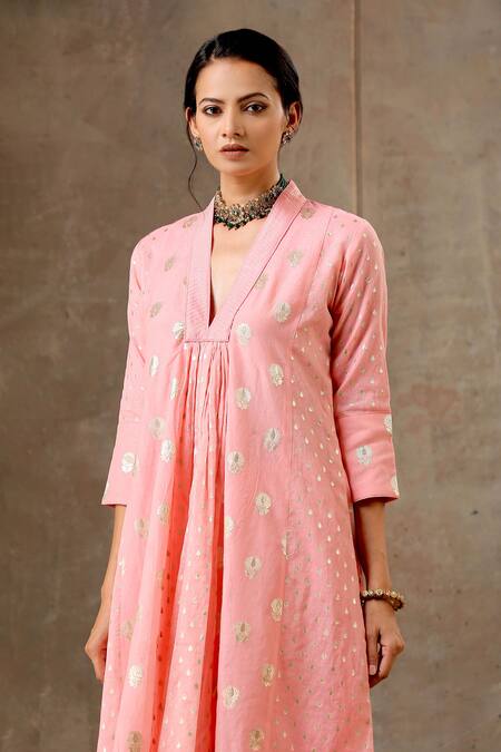 Bbaawri_Peach Banarasi Chanderi Woven Flower V Neck Kurta Set _at_Aza_Fashions