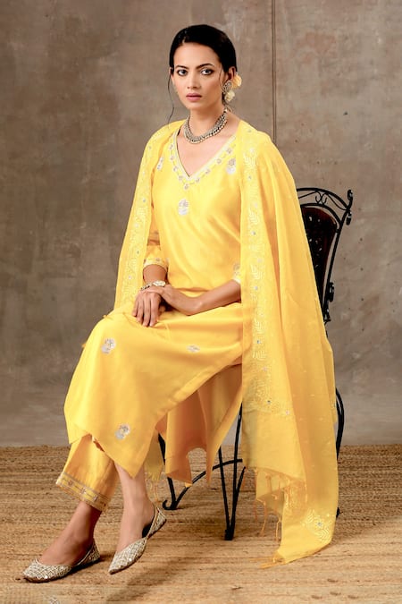 BBAAWRI Yellow Pure Handloom Chanderi Silk Embroidery Thread V Neck Floral Kurta Set 