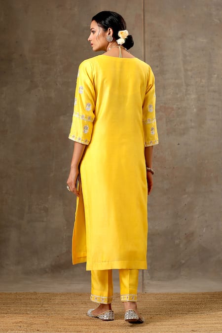 Bbaawri Handloom Chanderi Silk Floral Embroidered Kurta Set 