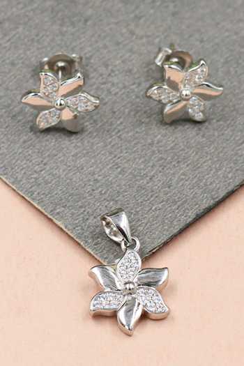 Sangeeta Boochra Stone Studded Floral Pendant Set 