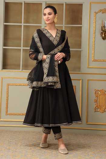 Buy Pomcha Jaipur Black Cotton, Organza Lace, Embroidery V-neck Saadgi Sunheri Anarkali Set Buy_Pomcha Jaipur_Black Cotton, Organza Lace, Embroidery V-neck Saadgi Sunheri Anarkali Set