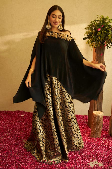 Tasuvure Indes Black Pleated Silk Embroidery Zari Divine Neckline Cape And Ghaghra Set 