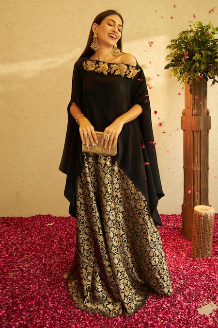 Tasuvure Indes Divine Neckline Embroidered Cape & Ghaghra Set 