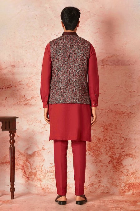 Asuka Red Linen Embroidered Bundi Set