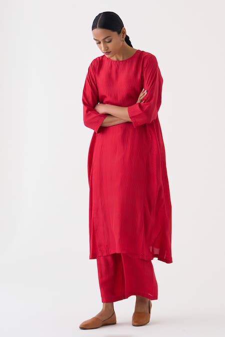 Dot_Pink Hemp, Silk Round Neck Iris Striped Print Kurta And Pant Set _Online_at_Aza_Fashions