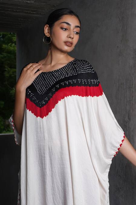 Buy_Dyelogue_White Gabardine, Gingham Embroidery Round Neck Bandhani Print Kaftan And Pant Set _Online_at_Aza_Fashions